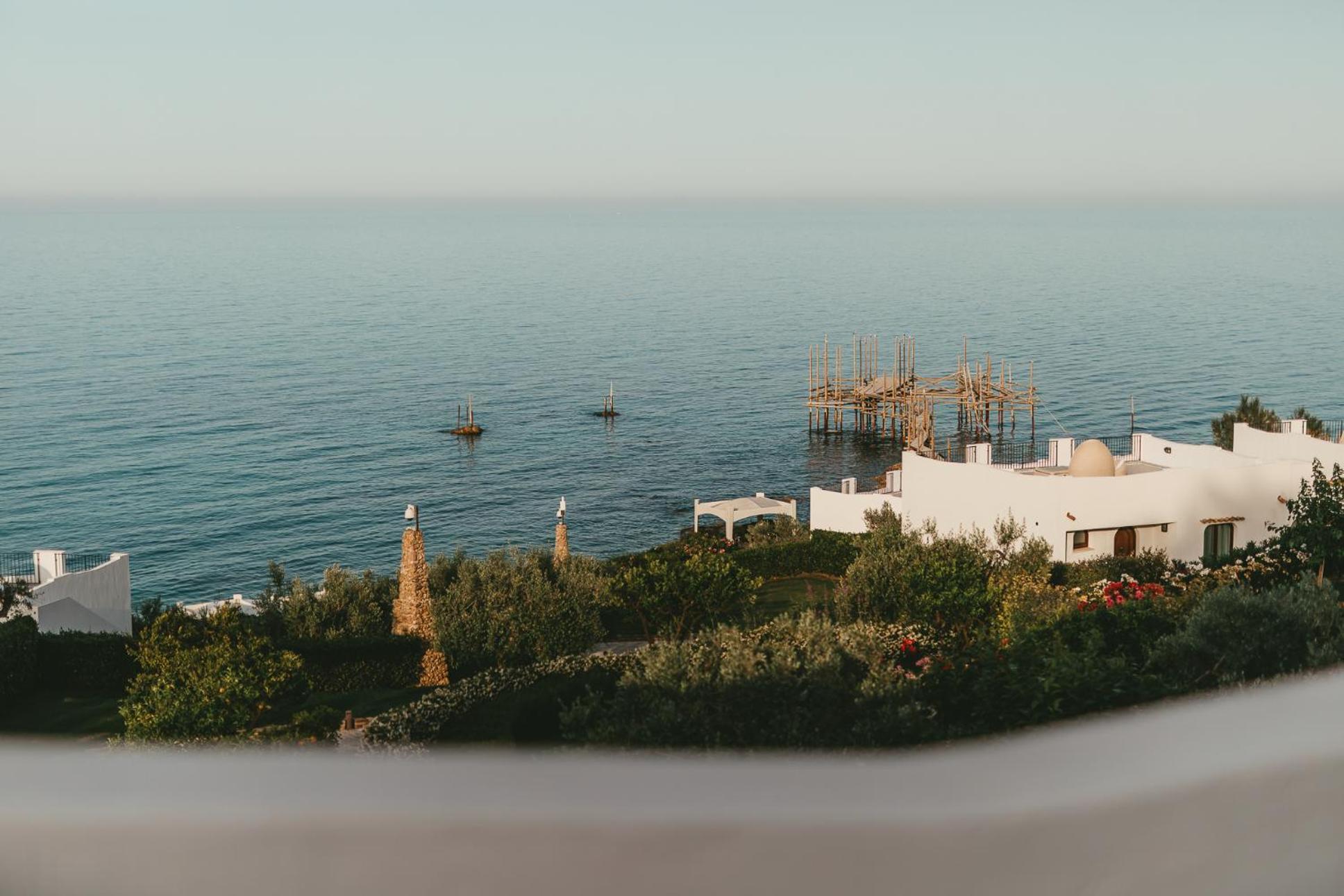 Baia Delphis Resort Васто Екстериор снимка
