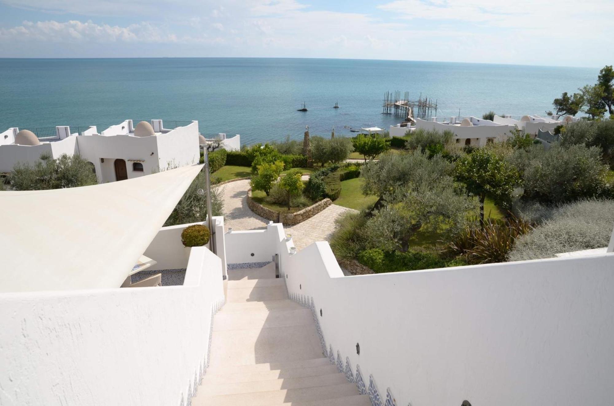 Baia Delphis Resort Васто Екстериор снимка
