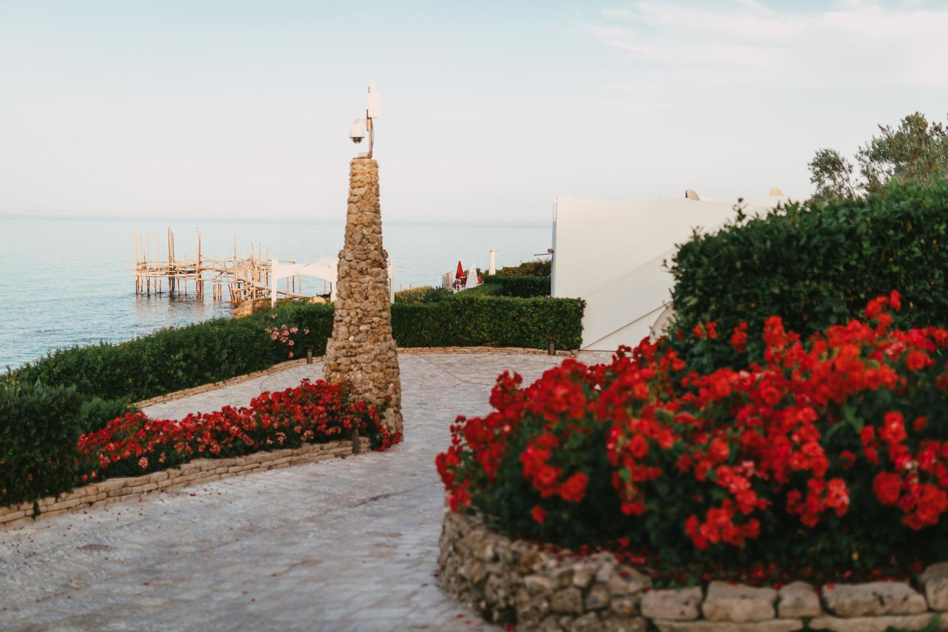 Baia Delphis Resort Васто Екстериор снимка