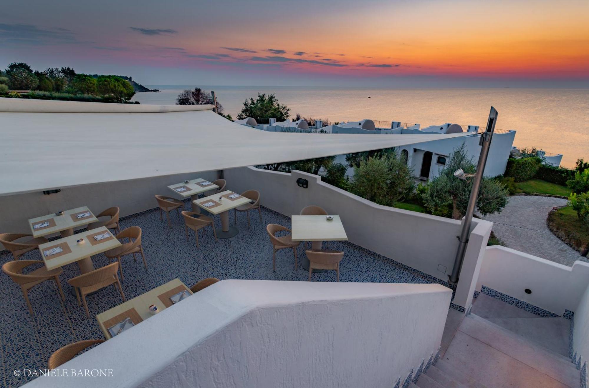 Baia Delphis Resort Васто Екстериор снимка