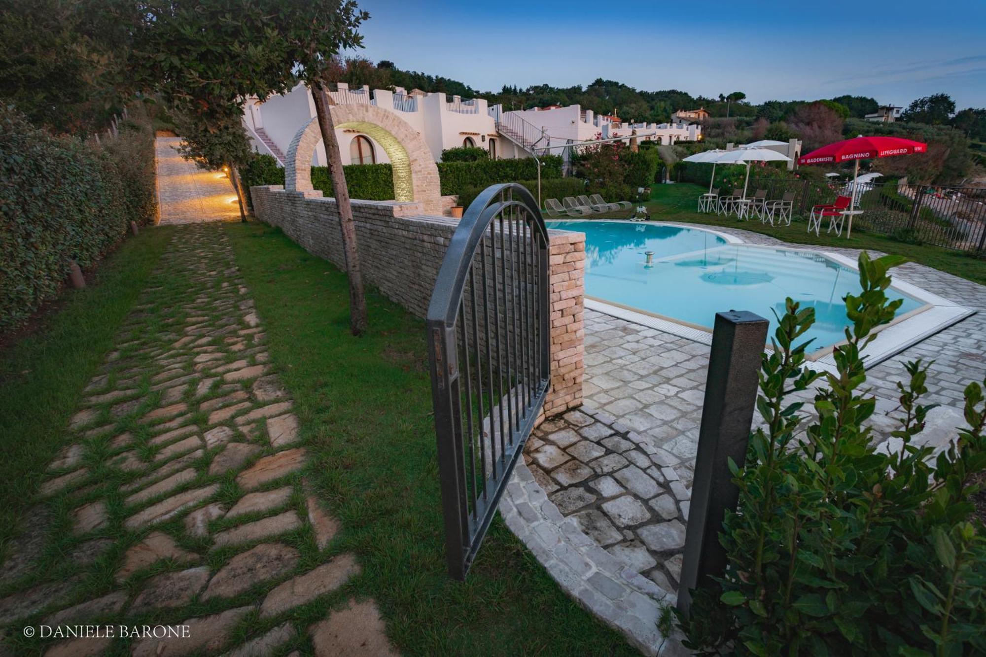 Baia Delphis Resort Васто Екстериор снимка