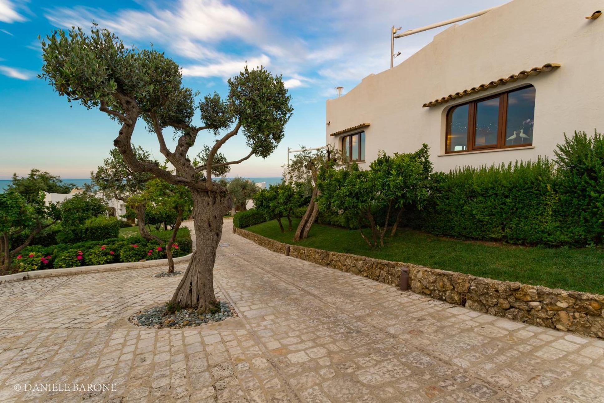 Baia Delphis Resort Васто Екстериор снимка