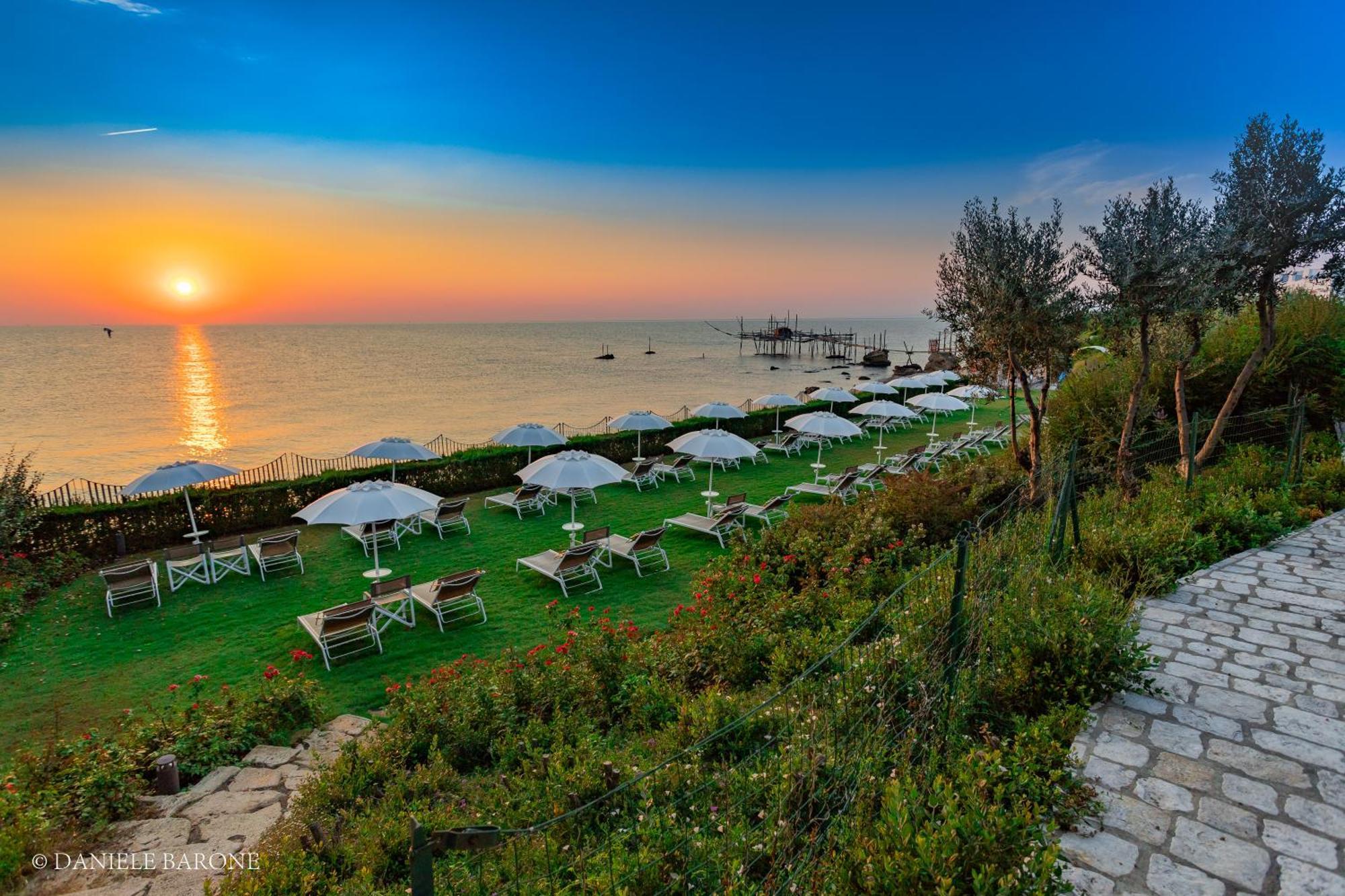 Baia Delphis Resort Васто Екстериор снимка