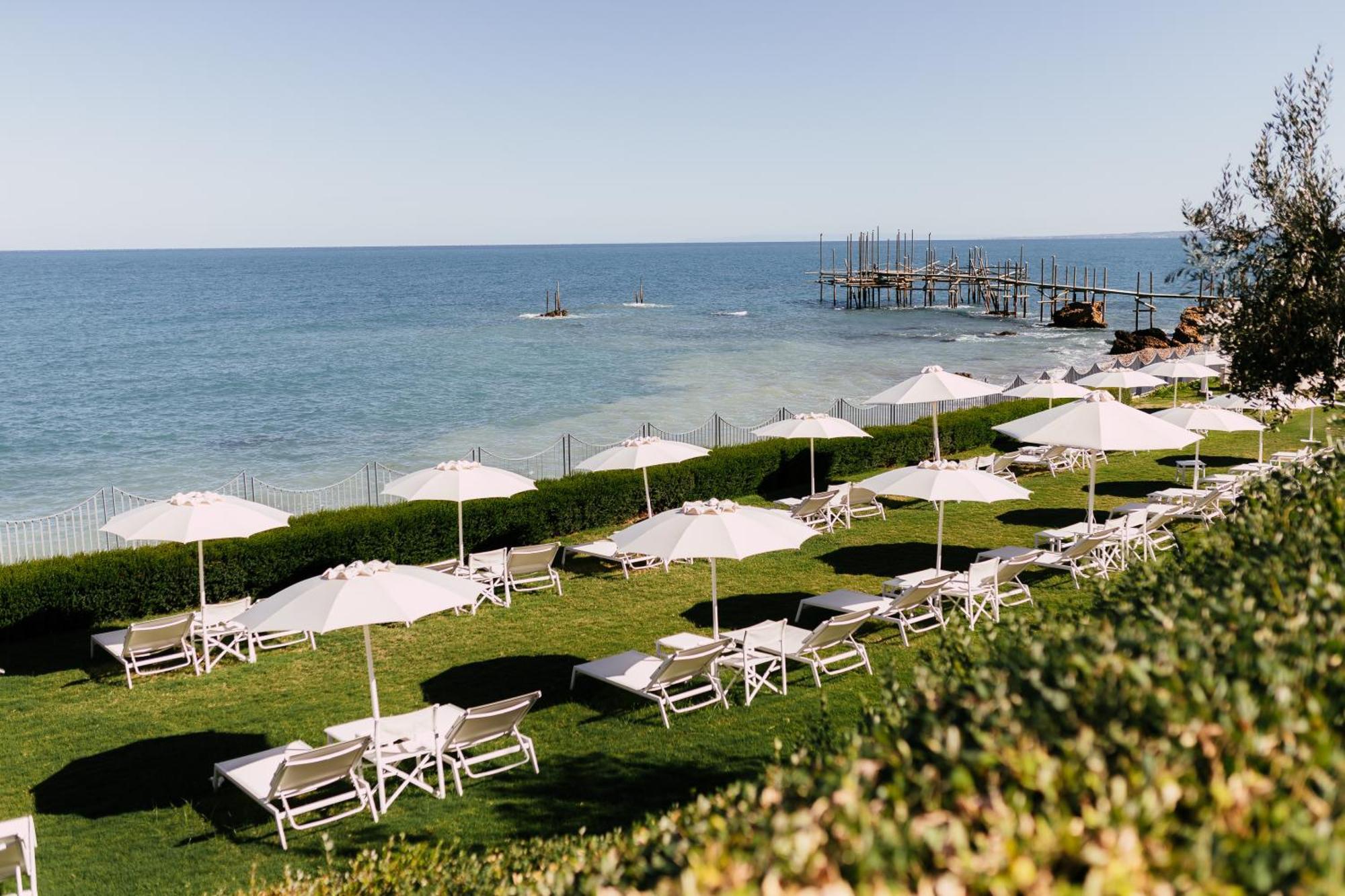 Baia Delphis Resort Васто Екстериор снимка